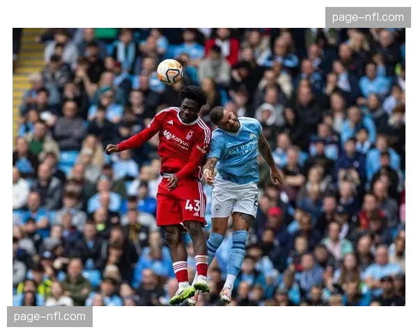 争议瞬间：主裁经VAR回看后取消点球判罚，诺丁汉森林球员激烈抗议