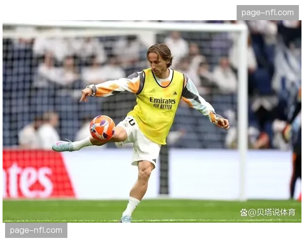 特写：38岁的莫德里奇在训练中亲自示范压迫时机，指导年轻队友