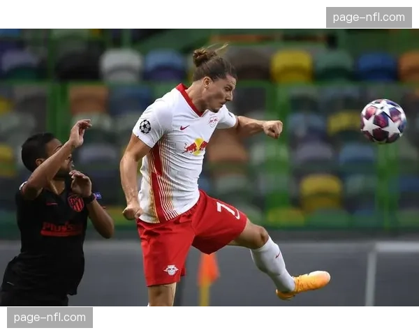 暖心一幕：对方球员受伤，莱比锡队医主动进场协助