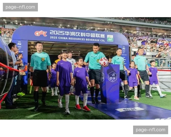“天津津门虎3-1逆转浙江队，替补登场新星梅开二度，赛后采访提及球队新媒体运营团队对其形象包装”